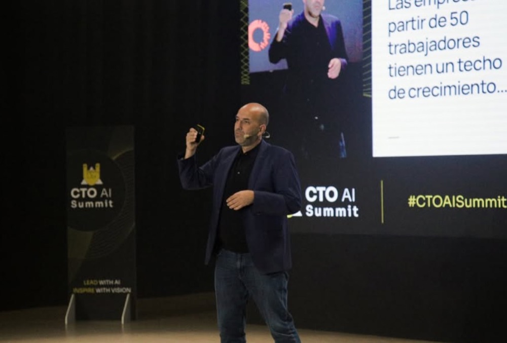 David Macías compartiendo su experiencia en IA durante una conferencia